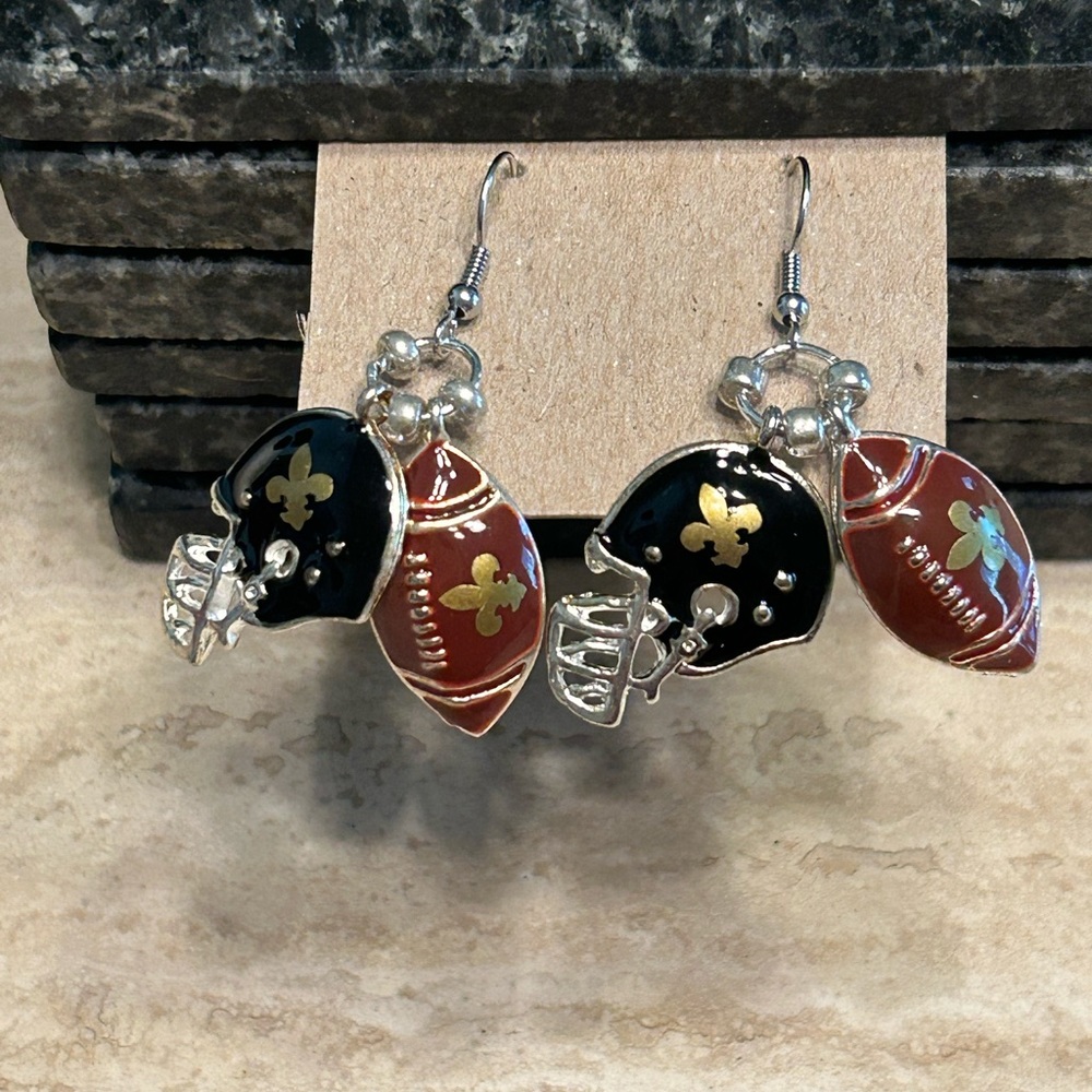 Black Helmet and Football Earrings 💛🖤⚜️